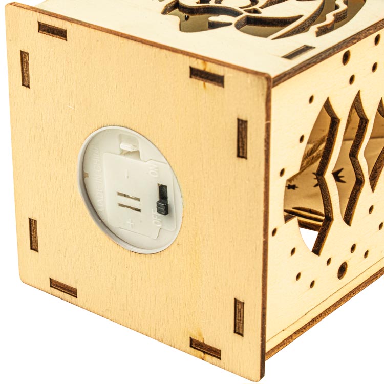 Drewniany lampion świąteczny domek led