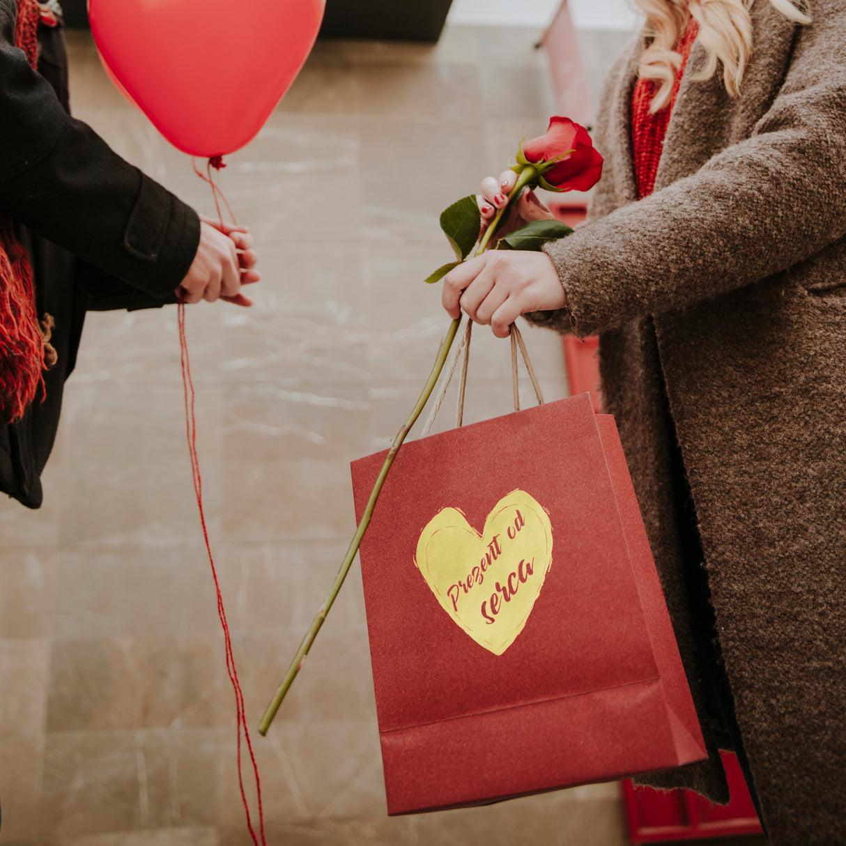 Torba papierowa z uchwytem skręcanym 240x100x320mm Czerwona Prezent od serca