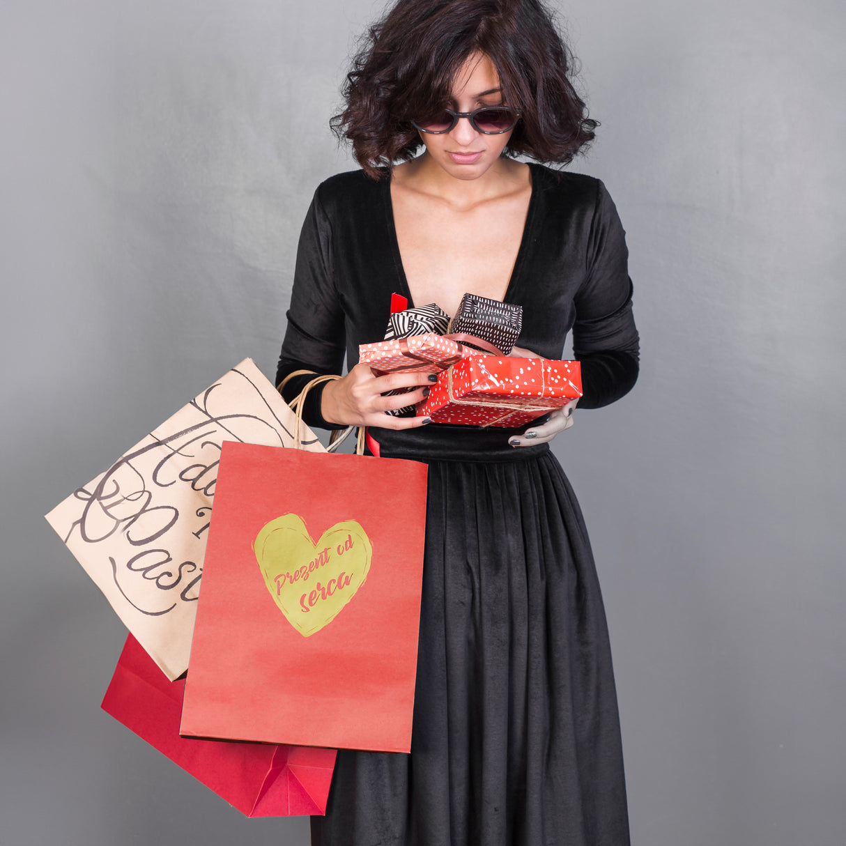 Torba papierowa z uchwytem skręcanym 240x100x320mm Czerwona Prezent od serca