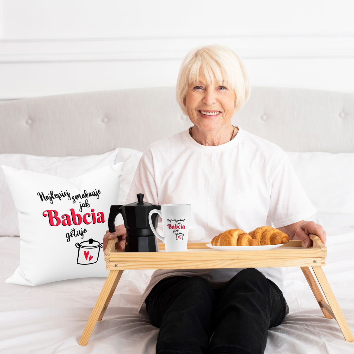 Zestaw Fartuch,Kubek,Poduszka Najlepiej smakuje jak Babcia Gotuje Prezent na Dzień Babci