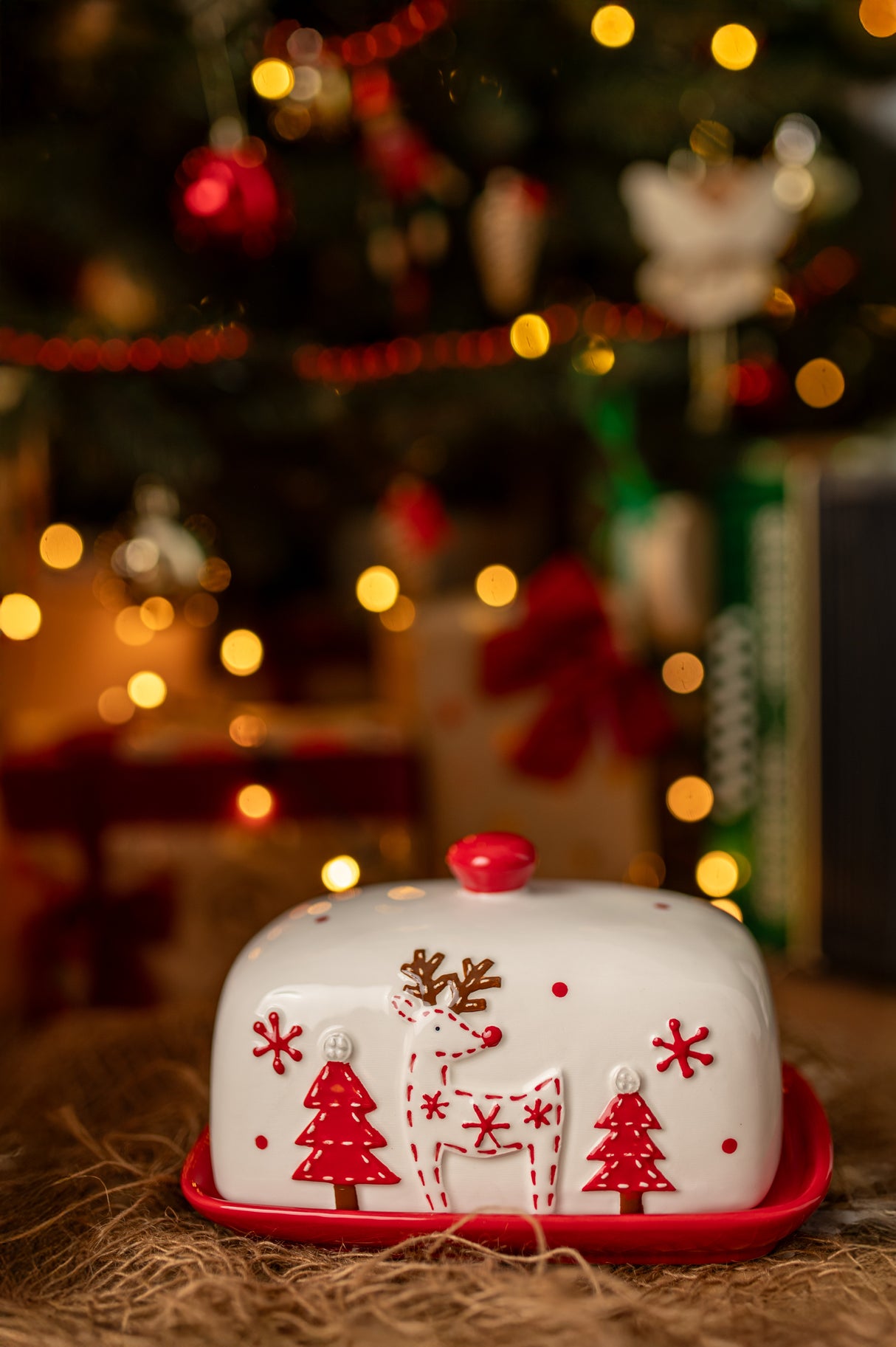 Ceramiczna maselniczka świąteczna z reniferem