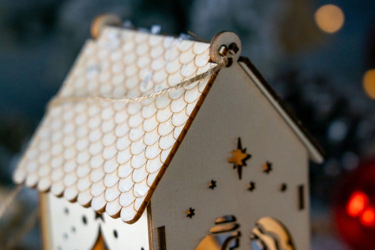 Drewniany lampion świąteczny domek led