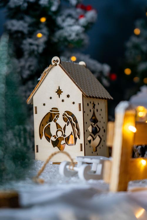 Drewniany lampion świąteczny domek led