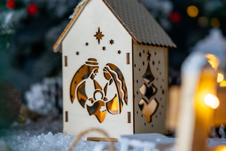 Drewniany lampion świąteczny domek led
