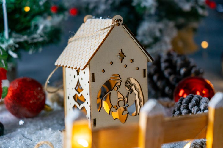 Drewniany lampion świąteczny domek led