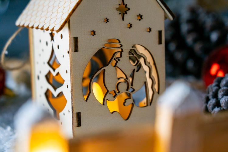 Drewniany lampion świąteczny domek led