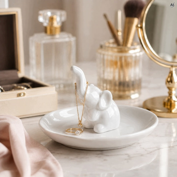 Porcelanowy stojak na biżuterię w kształcie słonia