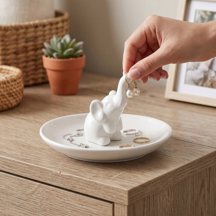 Porcelanowy stojak na biżuterię w kształcie słonia