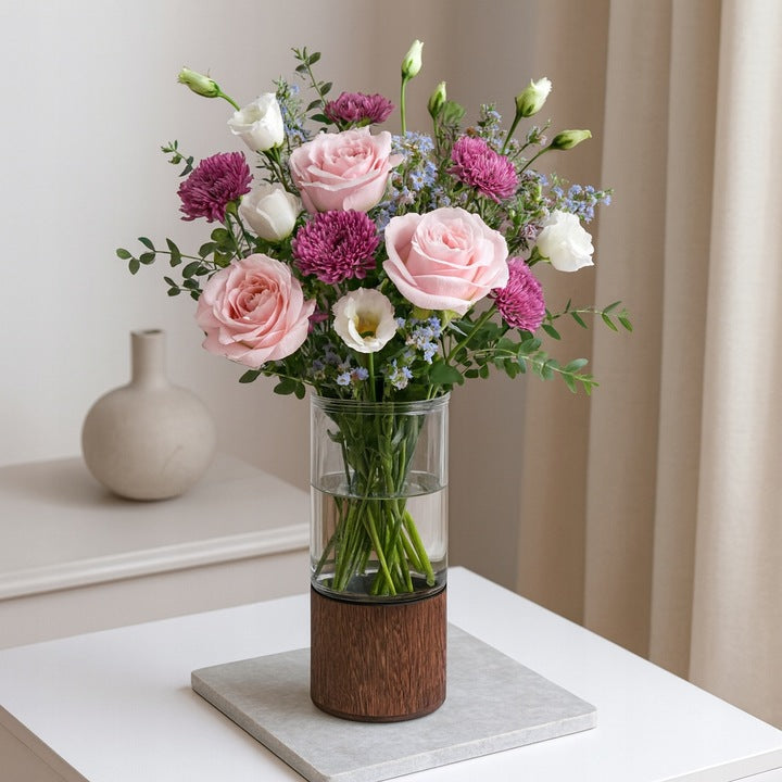 Szklany wazon z drewniana podstawą