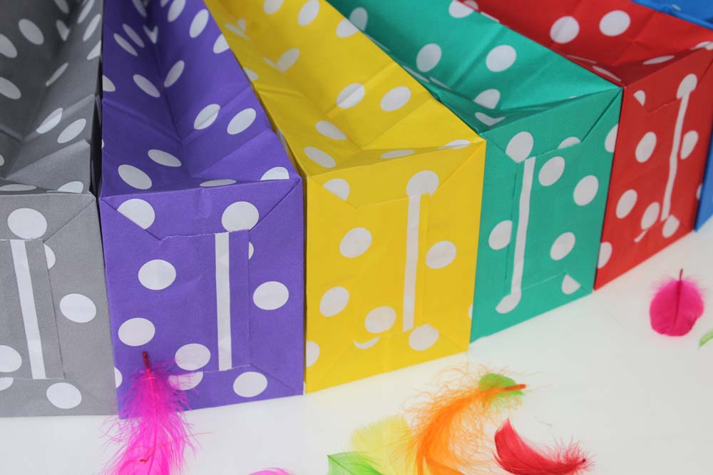 Torba papierowa klockowa 100x70x280 w groszki + naklejki Happy Birthday 6 szt.