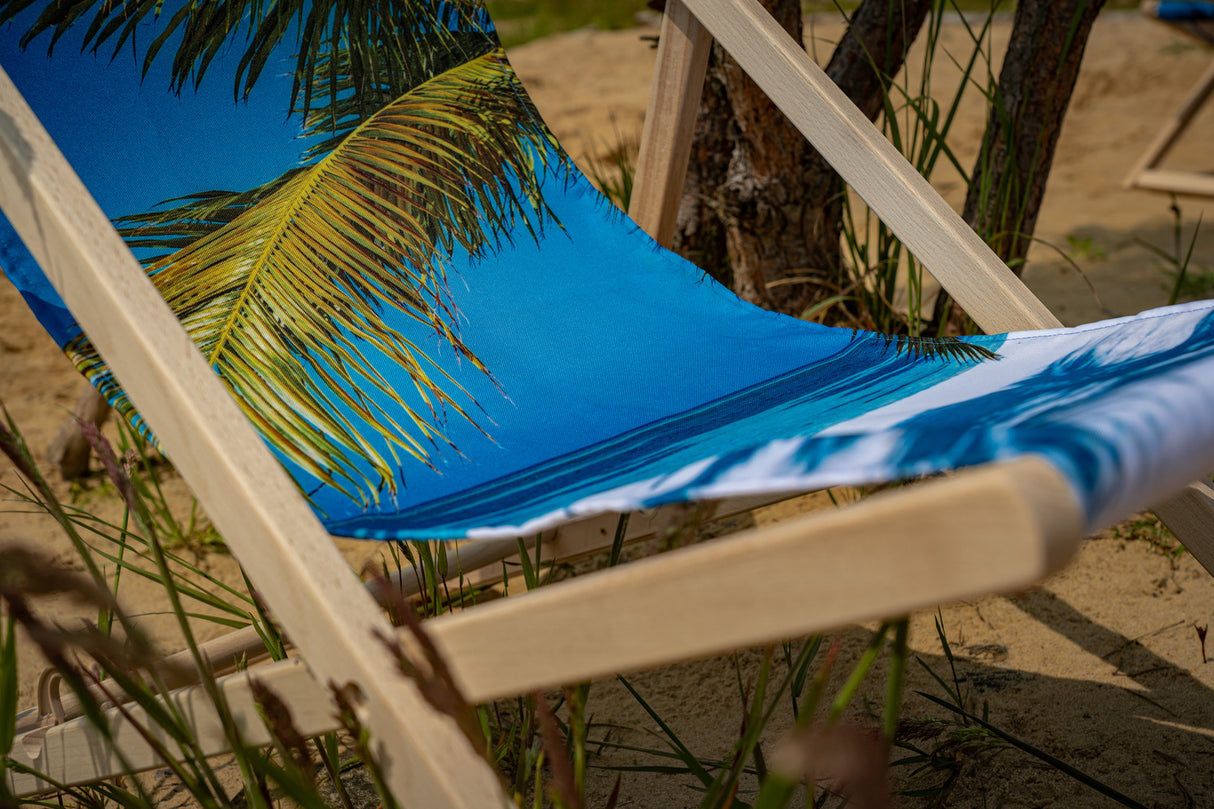 Leżak drewniany z nadrukiem BRĄZOWE LIŚCIE PALM NA TLE NIEBA