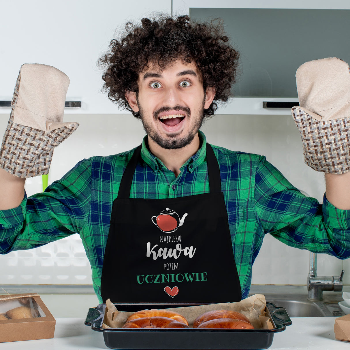 Prezent na dzień nauczyciela fartuch NAJPIERW KAWA POTEM UCZNIOWIE