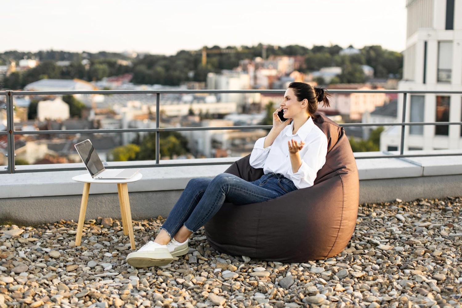 Jak urządzić nowoczesny taras z pufami? Praktyczne inspiracje aranżacyjne