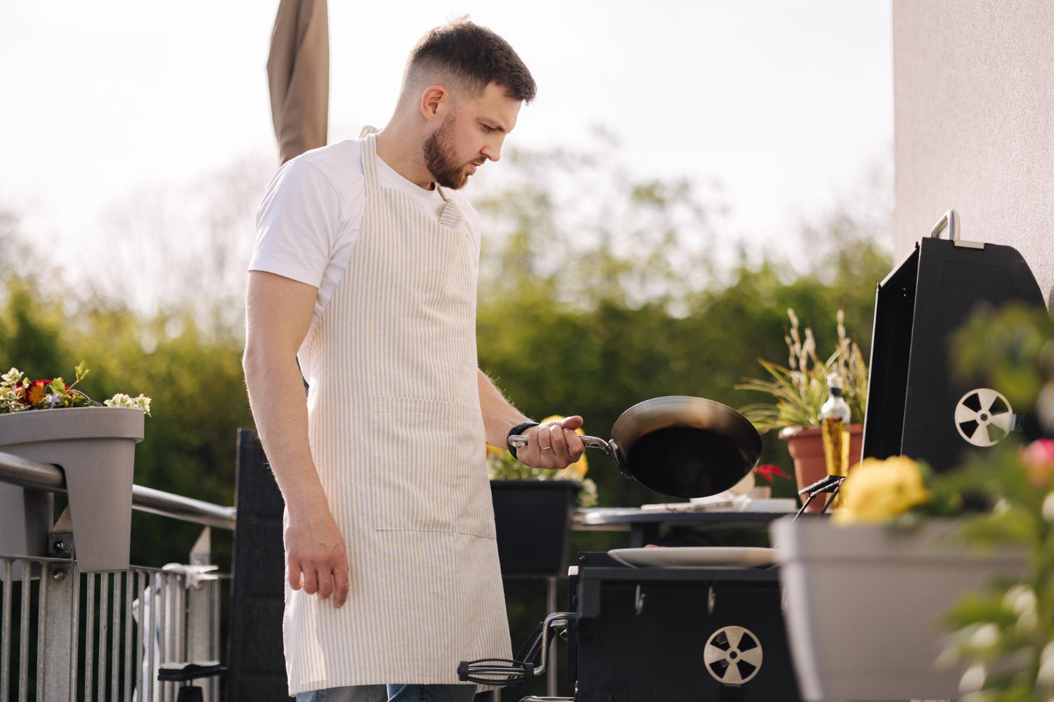 Majówka przy grillu – jak wybrać idealny fartuch kuchenny dla mistrza grillowania