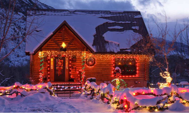 Jak zawiesić lampki świąteczne na domu i stworzyć magiczną atmosferę? Podpowiadamy!