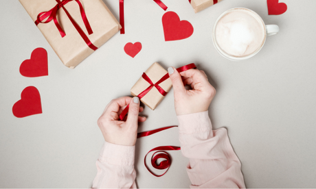 Jak owinąć pudełko prezentowe wstążką? Poznaj kilka ciekawych sposobów