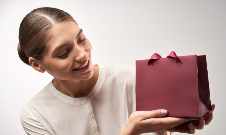 Jak zrobić torbę papierową na prezenty? Instrukcja krok po kroku