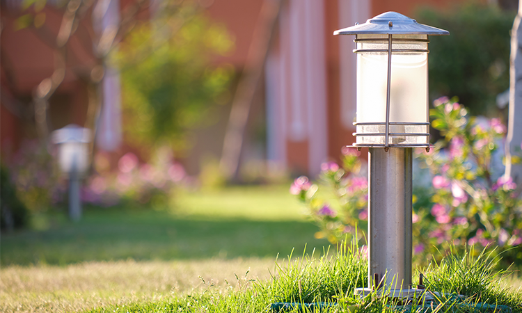 Jak działa i jak długo świeci lampa solarna? Będziesz zaskoczony