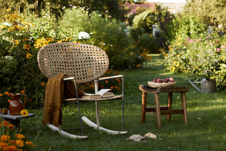strefa relaksu w ogrodzie z krzesłem i książką na stoliku