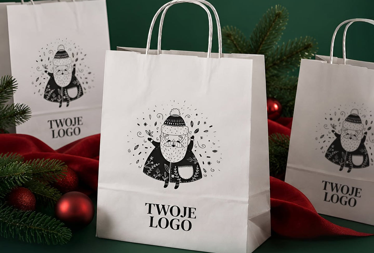Białe torby papierowe ze świątecznym wzorem Mikołaja i miejscem na logo