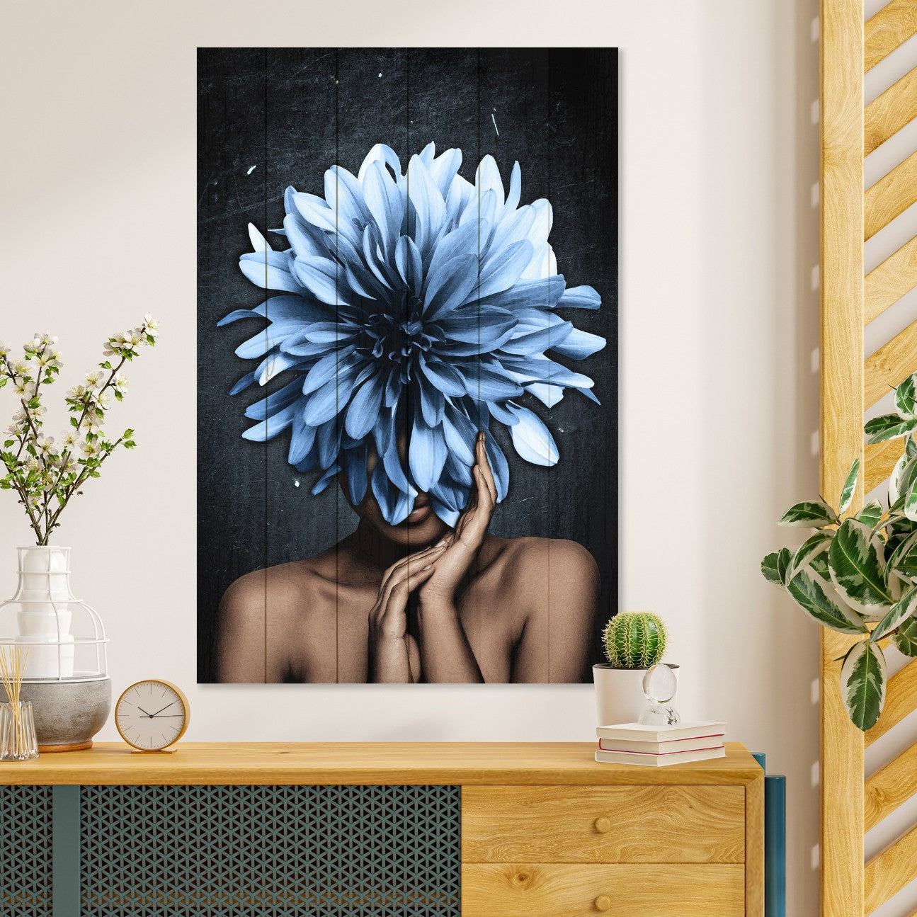 Obraz na drewnie Kobieta z niebieskim kwiatem - Woman with a Large Blue Flowers